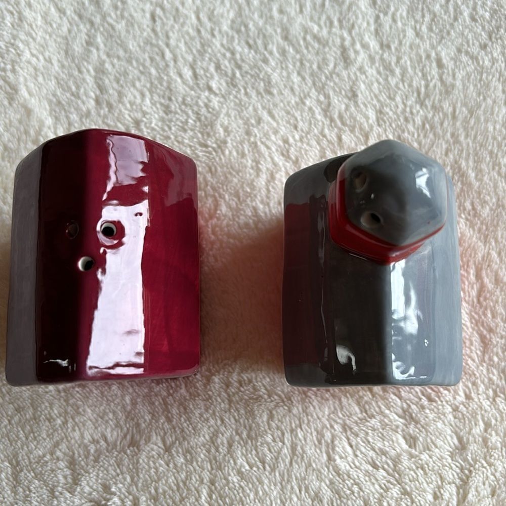 Vintage Red Barn Farm House Salt & Pepper Shakers - Picture 7 of 7
